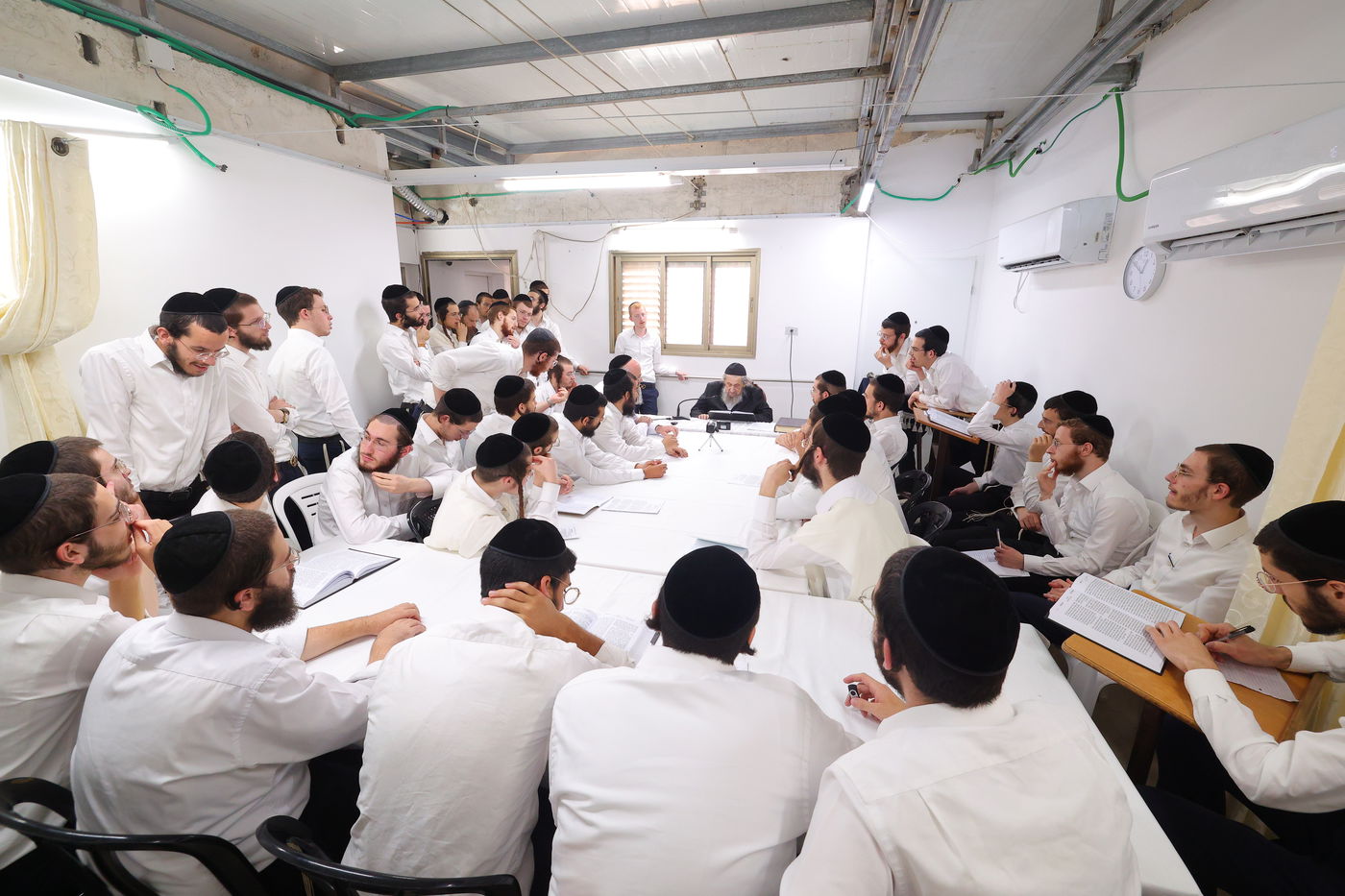 הגאון רבי דב לנדו במסירת שיעור