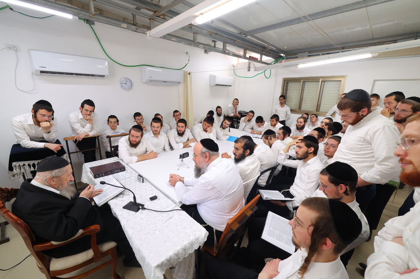 הגאון רבי דב לנדו במסירת שיעור