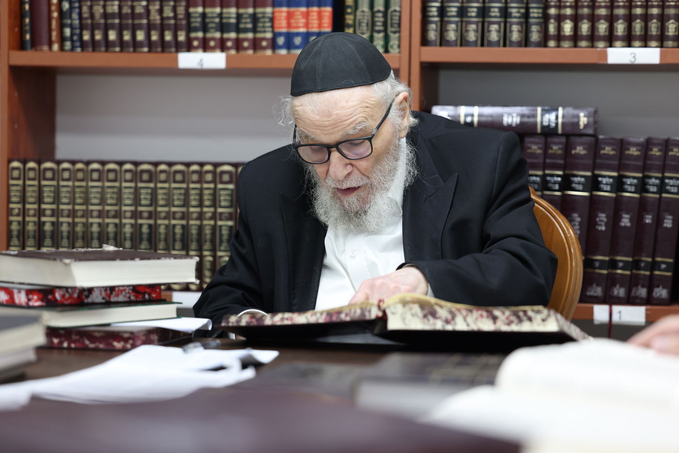 הגאון רבי משה הלל הירש במסירת השיעור