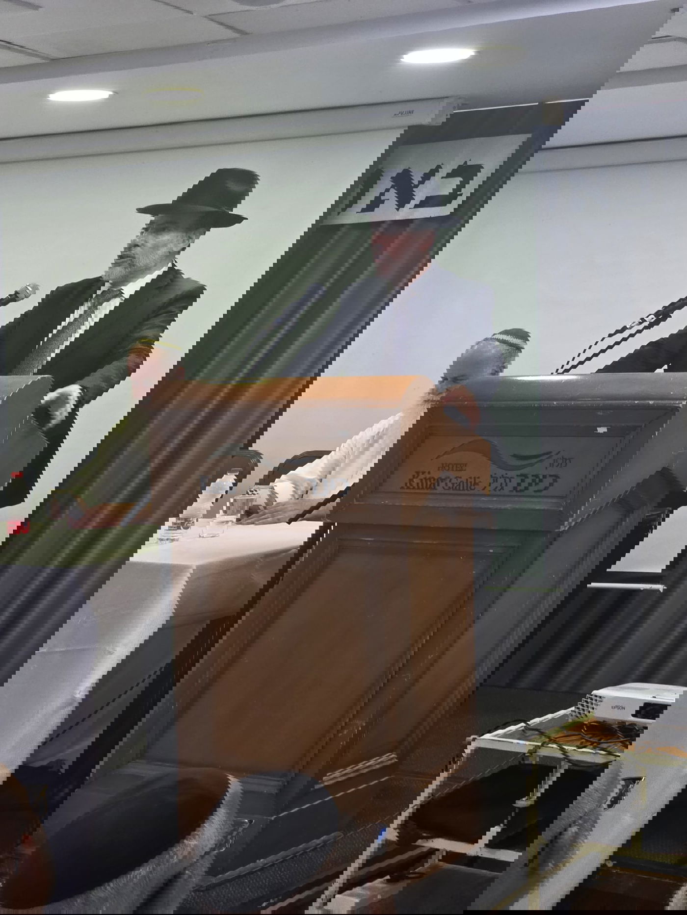 באמצעות אפליקציה | הרב הראשי חשף: כך נהפוך את כל בתי המלון ל'מהדרין'