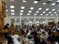 הגאון הרב אברהם גורביץ בפתיחת הזמן בישיבת גייטסהד באנגליה