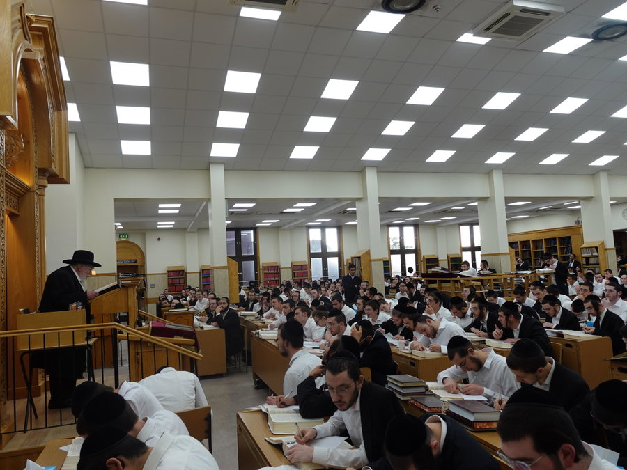 הגאון הרב אברהם גורביץ בפתיחת הזמן בישיבת גייטסהד באנגליה