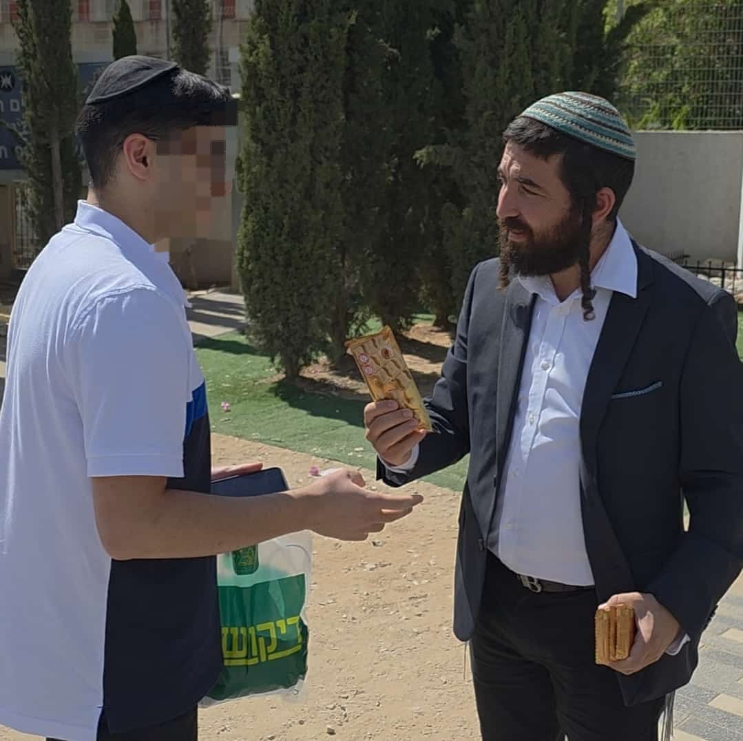 ח"כ צבי סוכות הגיע לתמוך בחרדים המתגייסים עם טבלאות שוקולד | צפו 