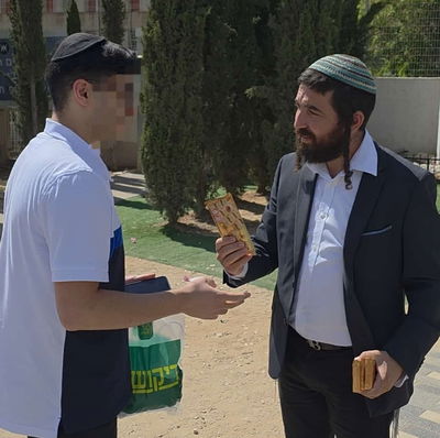 ח"כ צבי סוכות הגיע לתמוך בחרדים המתגייסים עם טבלאות שוקולד | צפו 