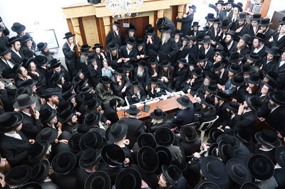 ניחום אבלים בחצה"ק קרעטשניף סיגעט