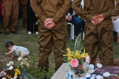 ליאור הפעוט לצד קבר אביו ז"ל