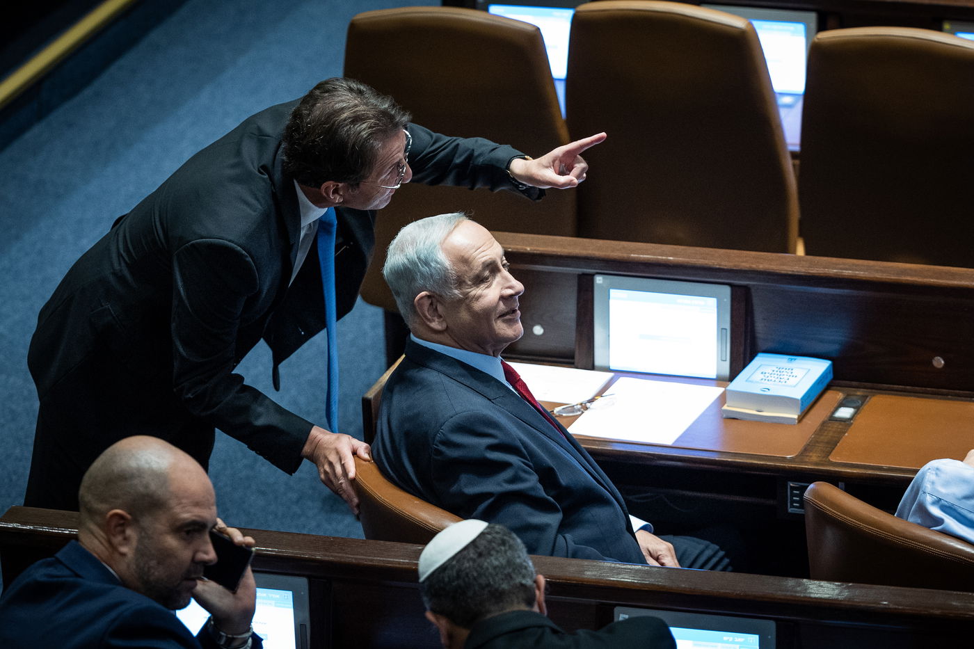 נתניהו, ויו"ר וועדת החו"ב בועז ביסמוט.