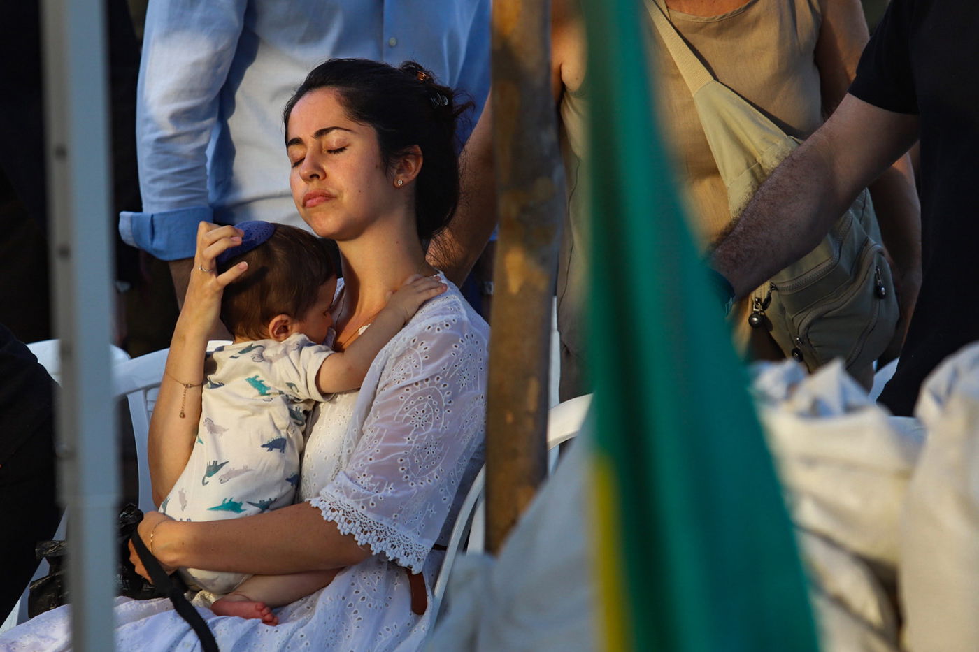 ליאור עם אמו, בהלוויה