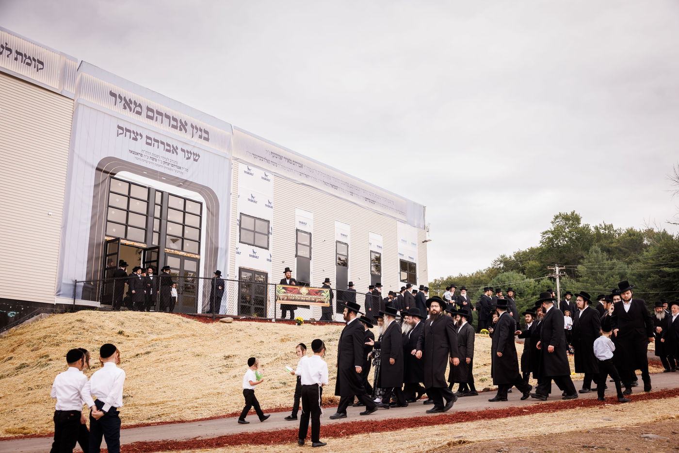 האדמו"ר מסאטמר בביקור במחנה 'רב טוב' בהרי הקאנטרי