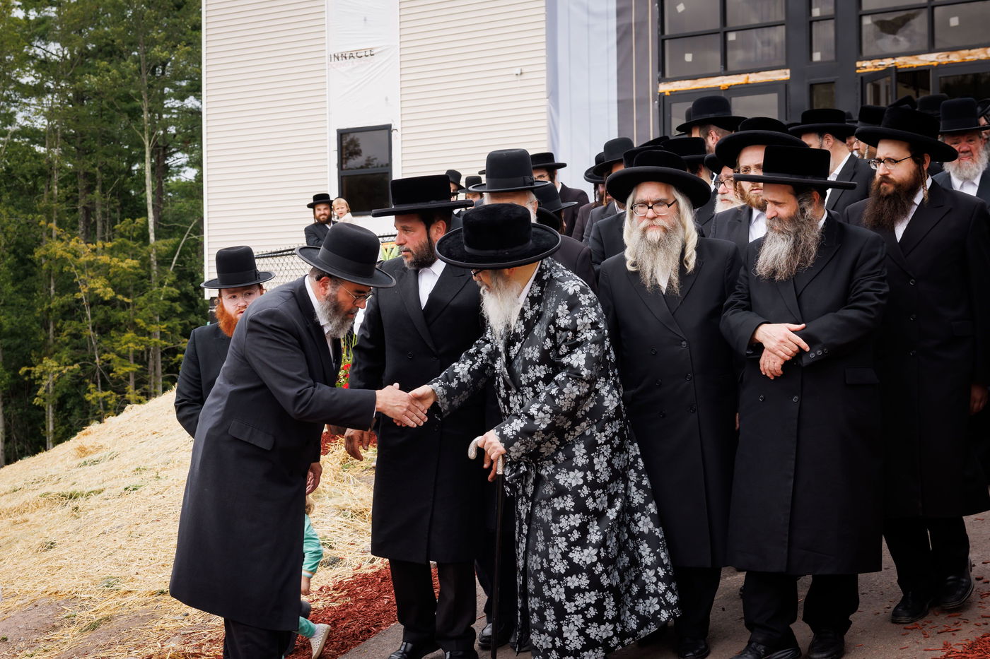 האדמו"ר מסאטמר בביקור במחנה 'רב טוב' בהרי הקאנטרי