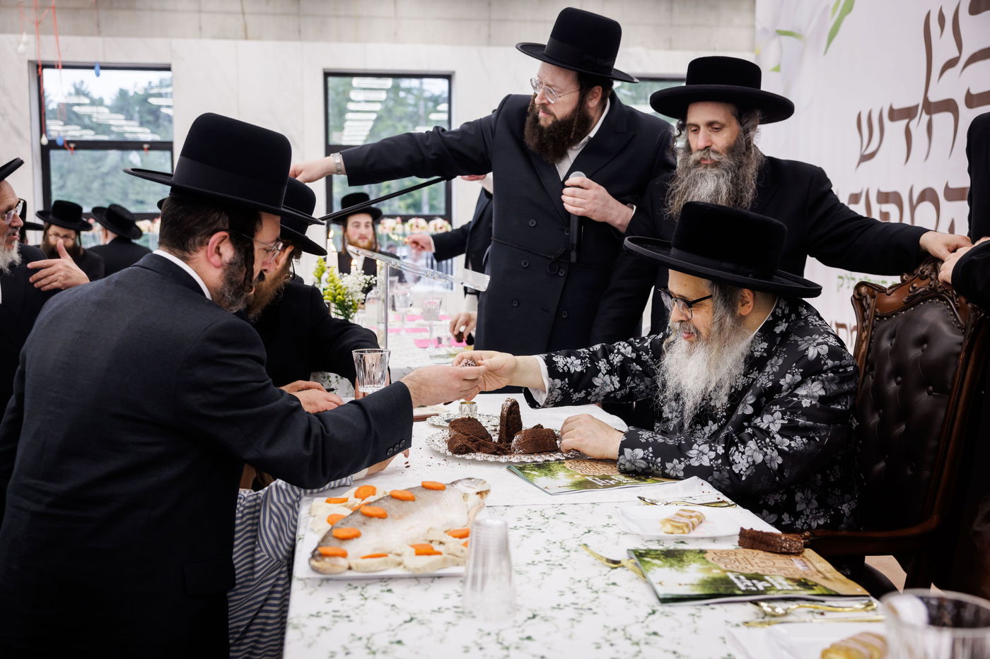 האדמו"ר מסאטמר בביקור במחנה 'רב טוב' בהרי הקאנטרי