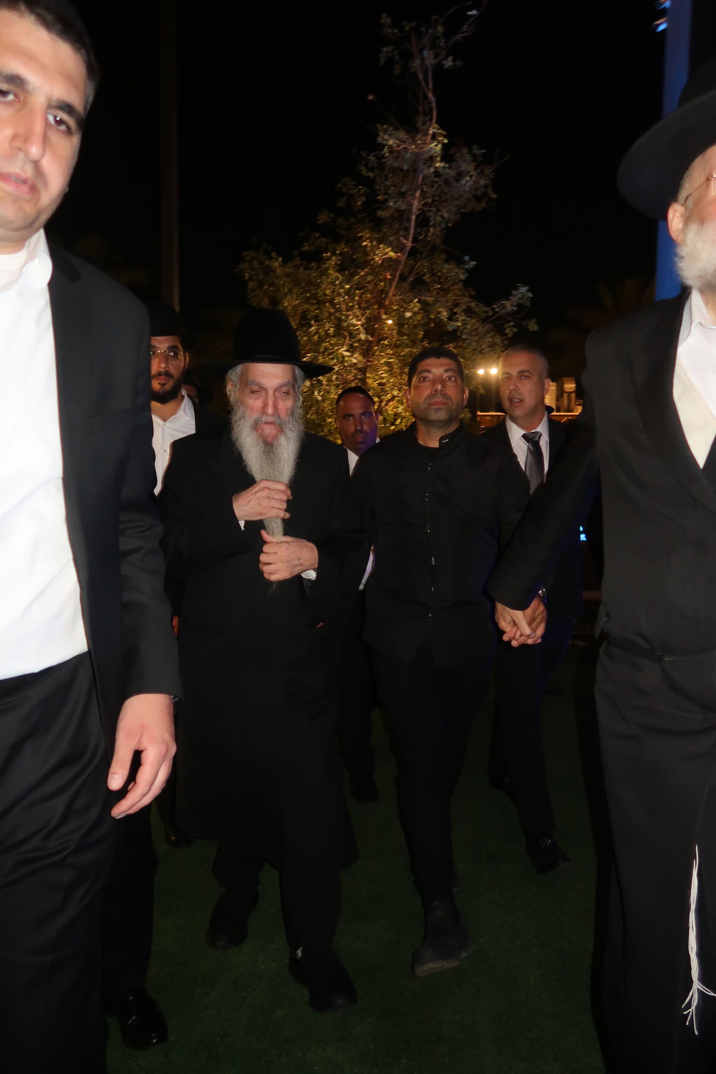 האדמו"ר רבי דוד אבוחצירא בהגעתו לשמחה