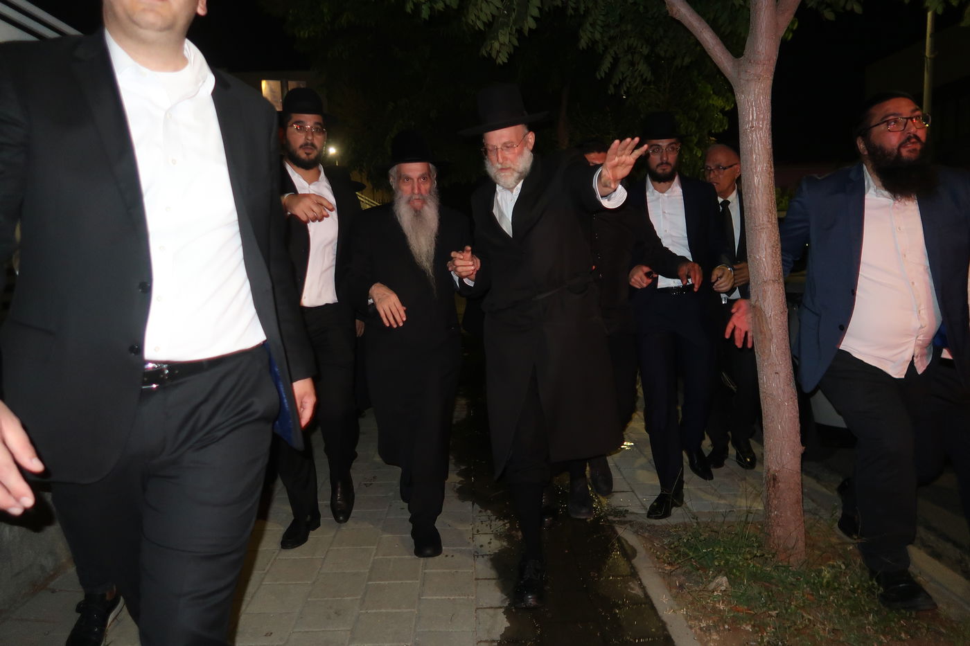 האדמו"ר רבי דוד אבוחצירא בהגעתו לשמחה