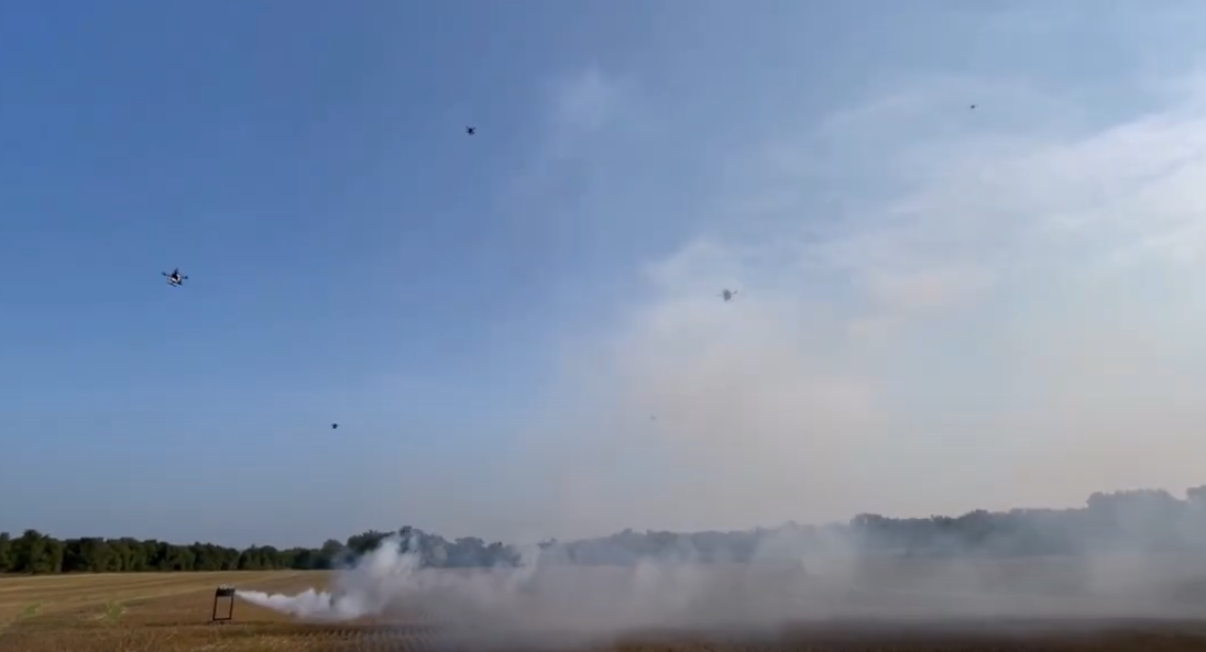 הרחפנים מעל מכונה המדמה שריפה