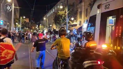 התפרעות אלימה בהפגנה ברכבת הקלה בירושלים; המשטרה מפעילה כוח