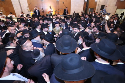 הראשל"צ הגאון רבי דוד יוסף בשמחת נישואי נכדתו