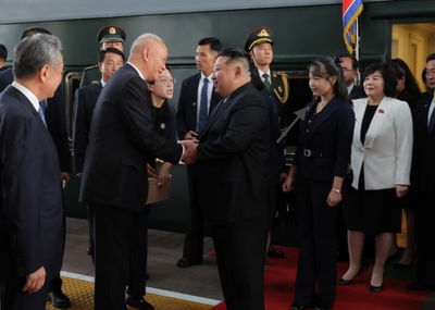 לראשונה מחוץ למדינה. בתו של הרודן JU AE בתמונה שהסעירה את התקשורת