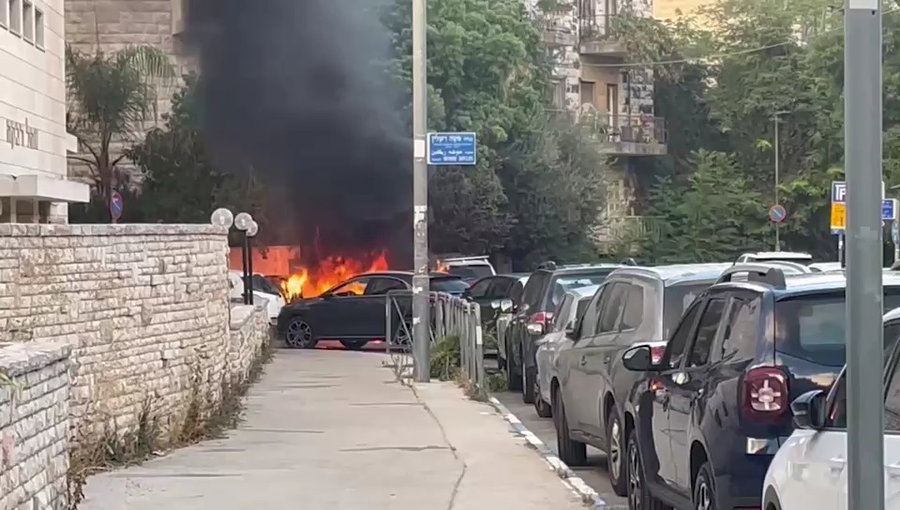 פחים בוערים בסמוך לבית רה"מ, הבוקר