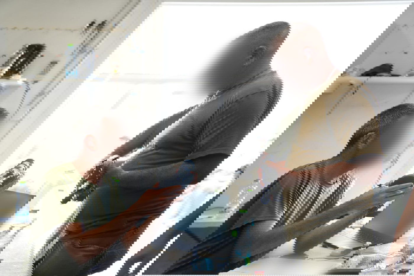 חלוקת ציוד ללוחמי המילואים לפני כניסתם לרצועת עזה