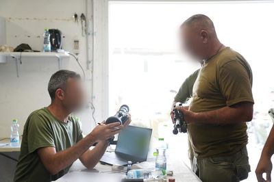 חלוקת ציוד ללוחמי המילואים לפני כניסתם לרצועת עזה