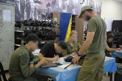 חלוקת ציוד ללוחמי המילואים לפני כניסתם לרצועת עזה