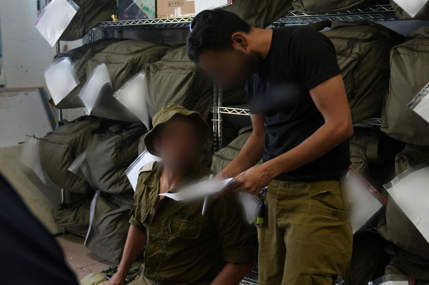 חלוקת ציוד ללוחמי המילואים לפני כניסתם לרצועת עזה