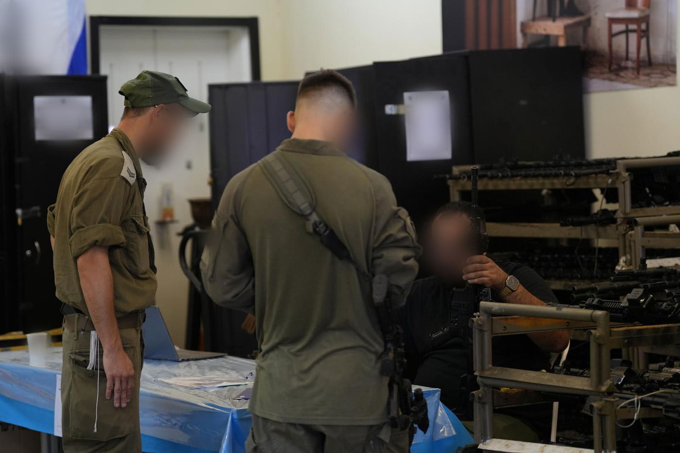 חלוקת ציוד ללוחמי המילואים לפני כניסתם לרצועת עזה