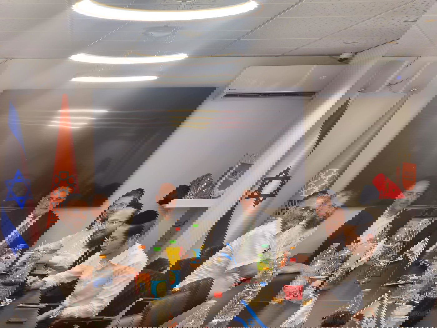 סגן ראש העיר הרב חיים כהן מסייע למתנדבי איחוד הצלה בהגשת טפסים לסיוע לארנונה