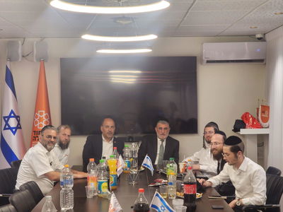 סגן ראש העיר הרב חיים כהן מסייע למתנדבי איחוד הצלה בהגשת טפסים לסיוע לארנונה