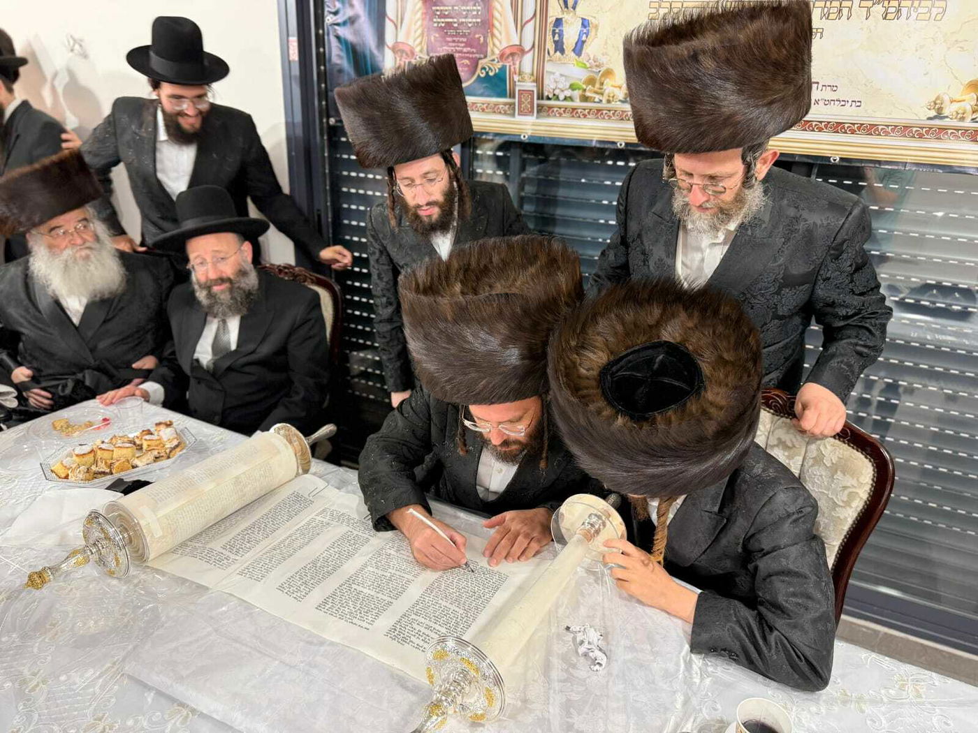 הכנסת ספר התורה ע"י עסקן חסידות ברסלב הרב דוקי גרינוולד