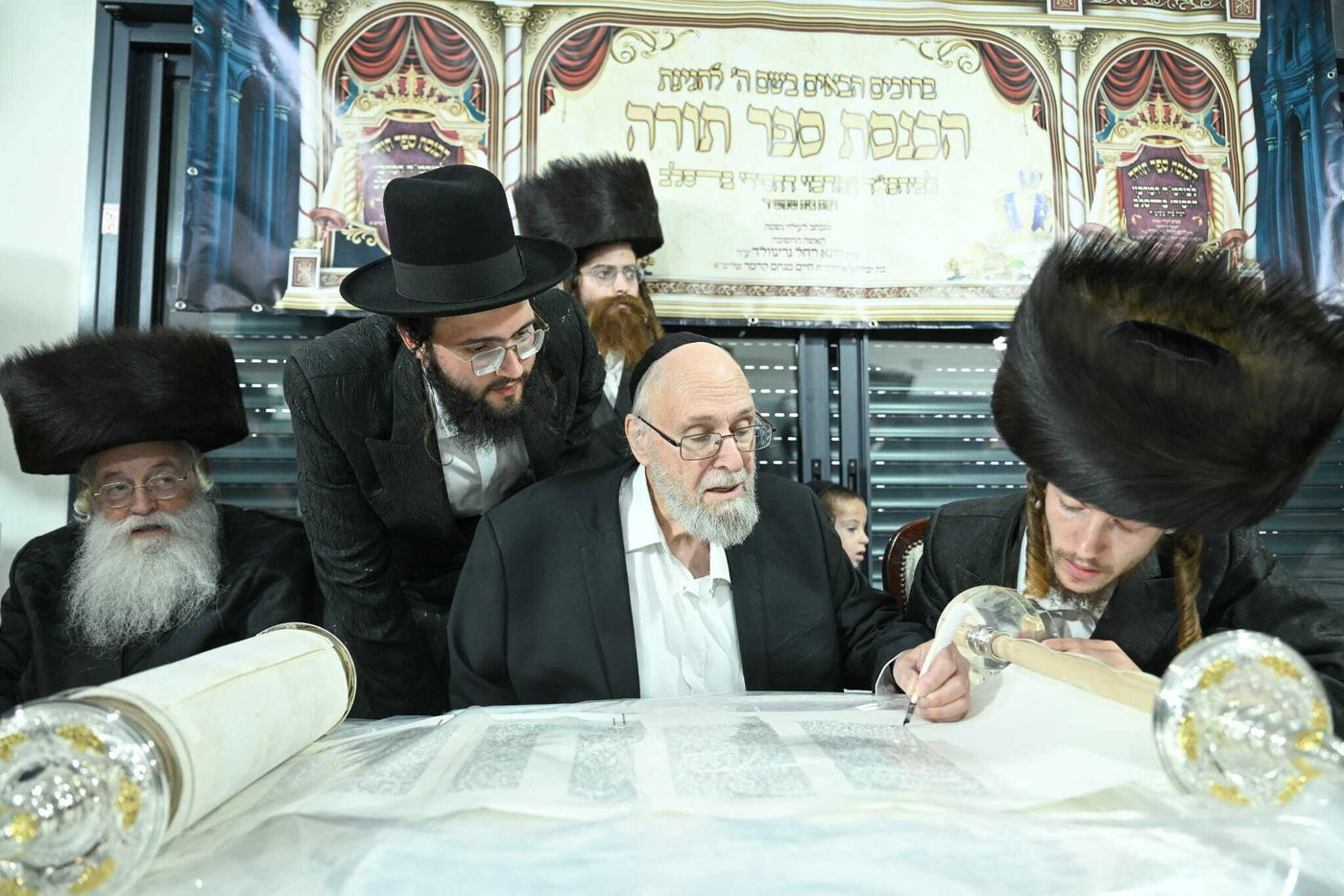 הכנסת ספר התורה ע"י עסקן חסידות ברסלב הרב דוקי גרינוולד