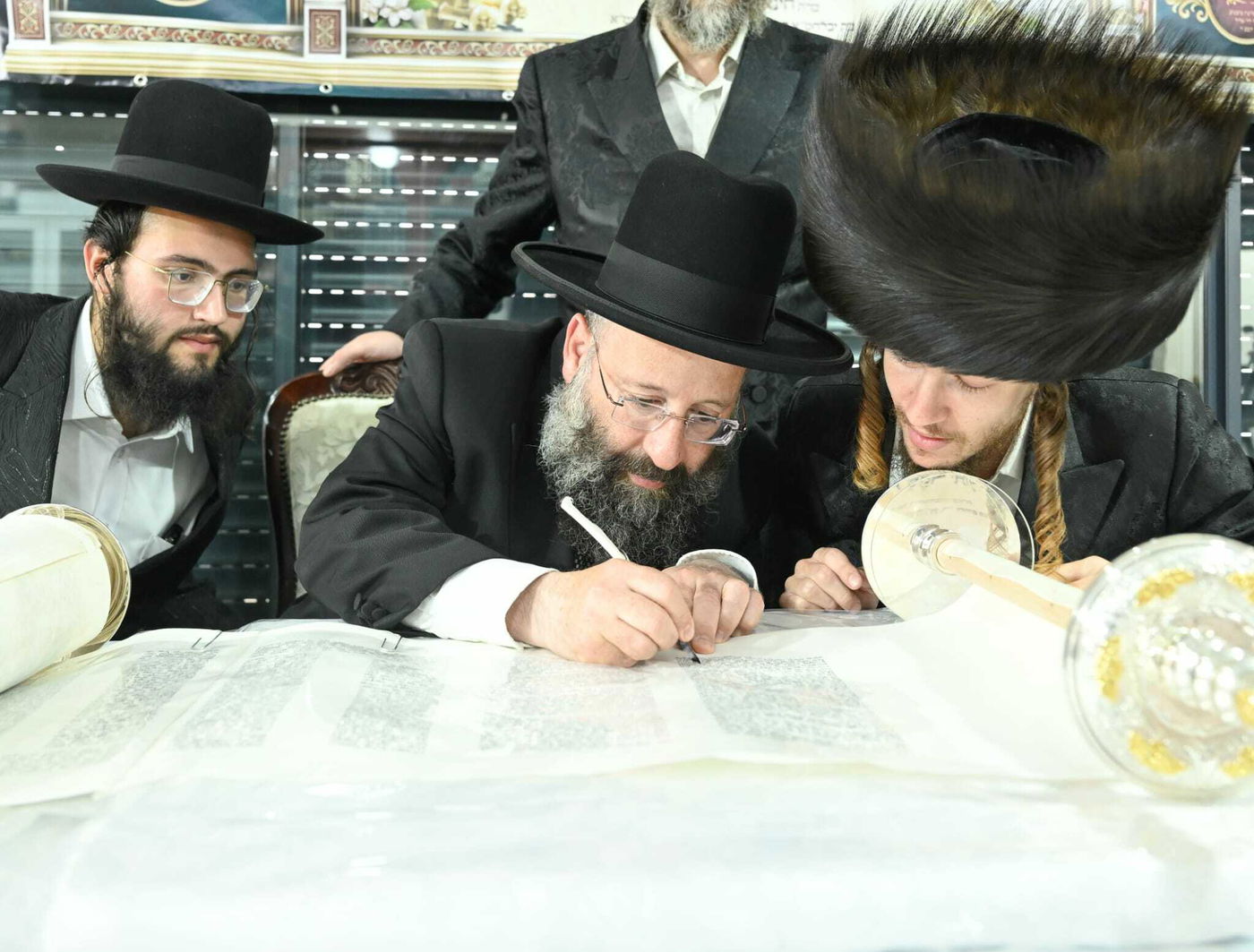 הכנסת ספר התורה ע"י עסקן חסידות ברסלב הרב דוקי גרינוולד