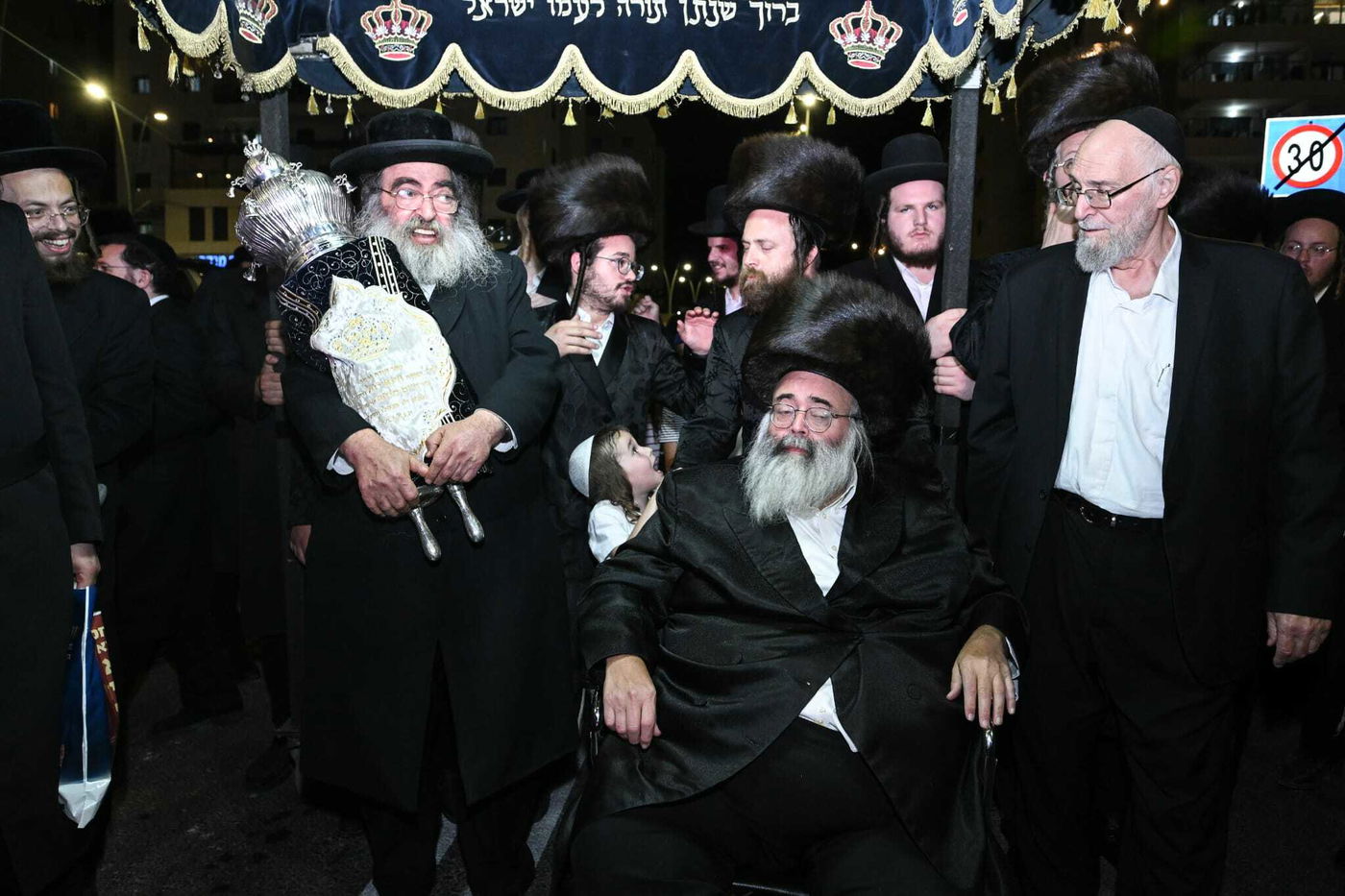 הכנסת ספר התורה ע"י עסקן חסידות ברסלב הרב דוקי גרינוולד