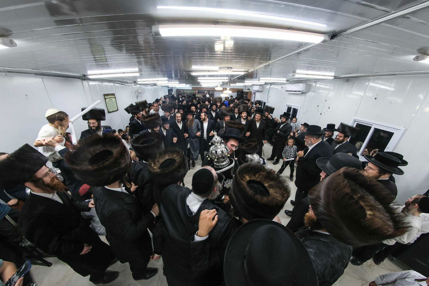 הכנסת ספר התורה ע"י עסקן חסידות ברסלב הרב דוקי גרינוולד