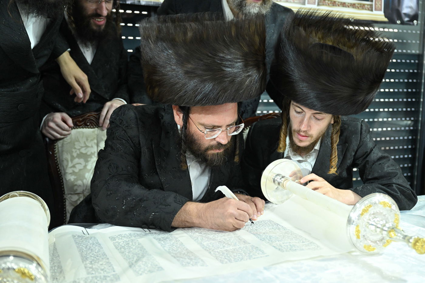 הכנסת ספר התורה ע"י עסקן חסידות ברסלב הרב דוקי גרינוולד