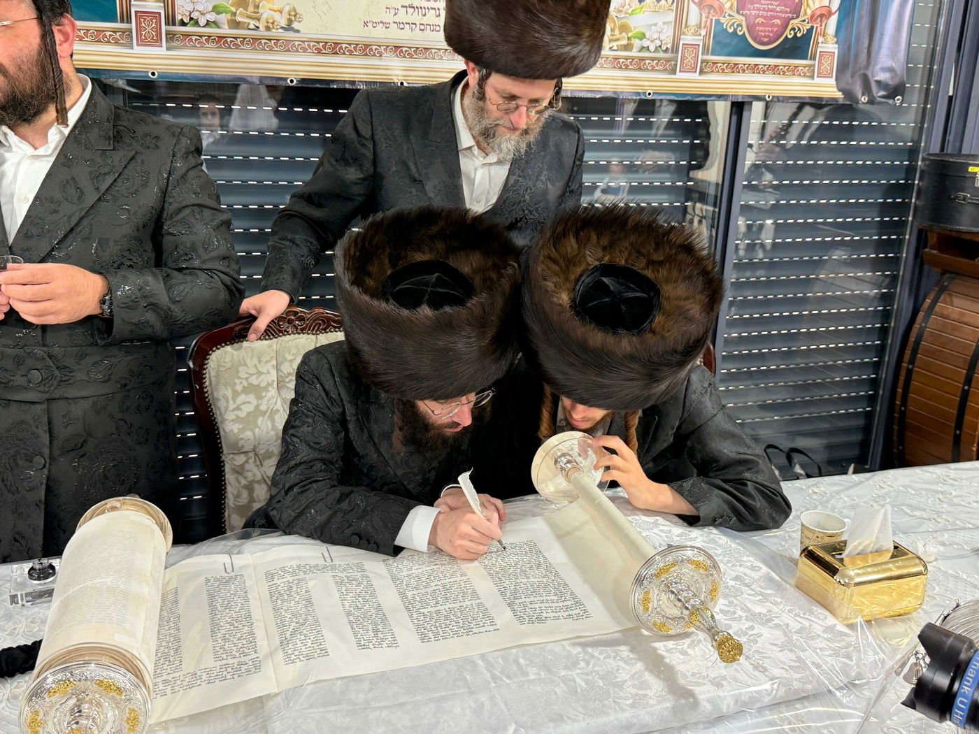 הכנסת ספר התורה ע"י עסקן חסידות ברסלב הרב דוקי גרינוולד