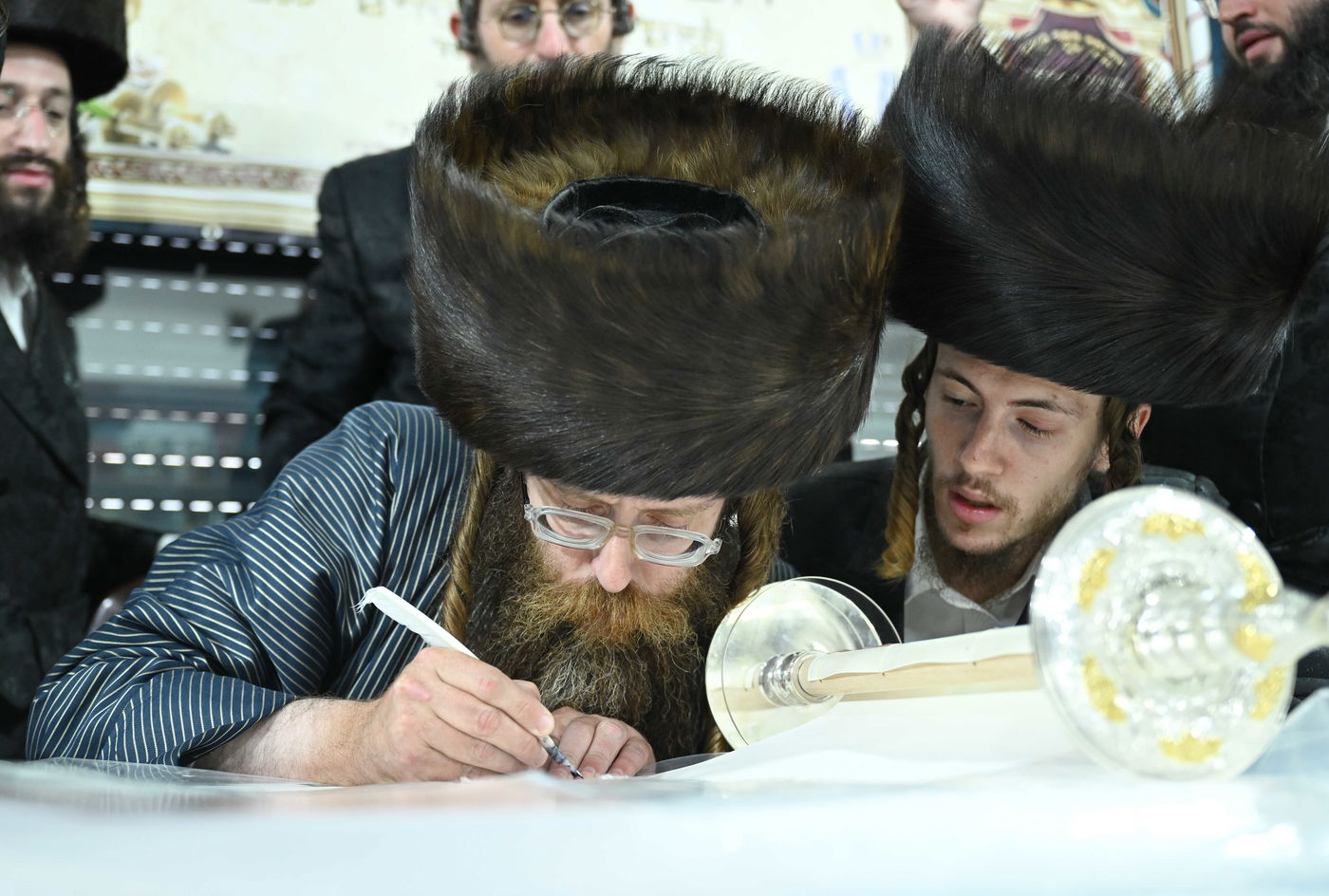 הכנסת ספר התורה ע"י עסקן חסידות ברסלב הרב דוקי גרינוולד