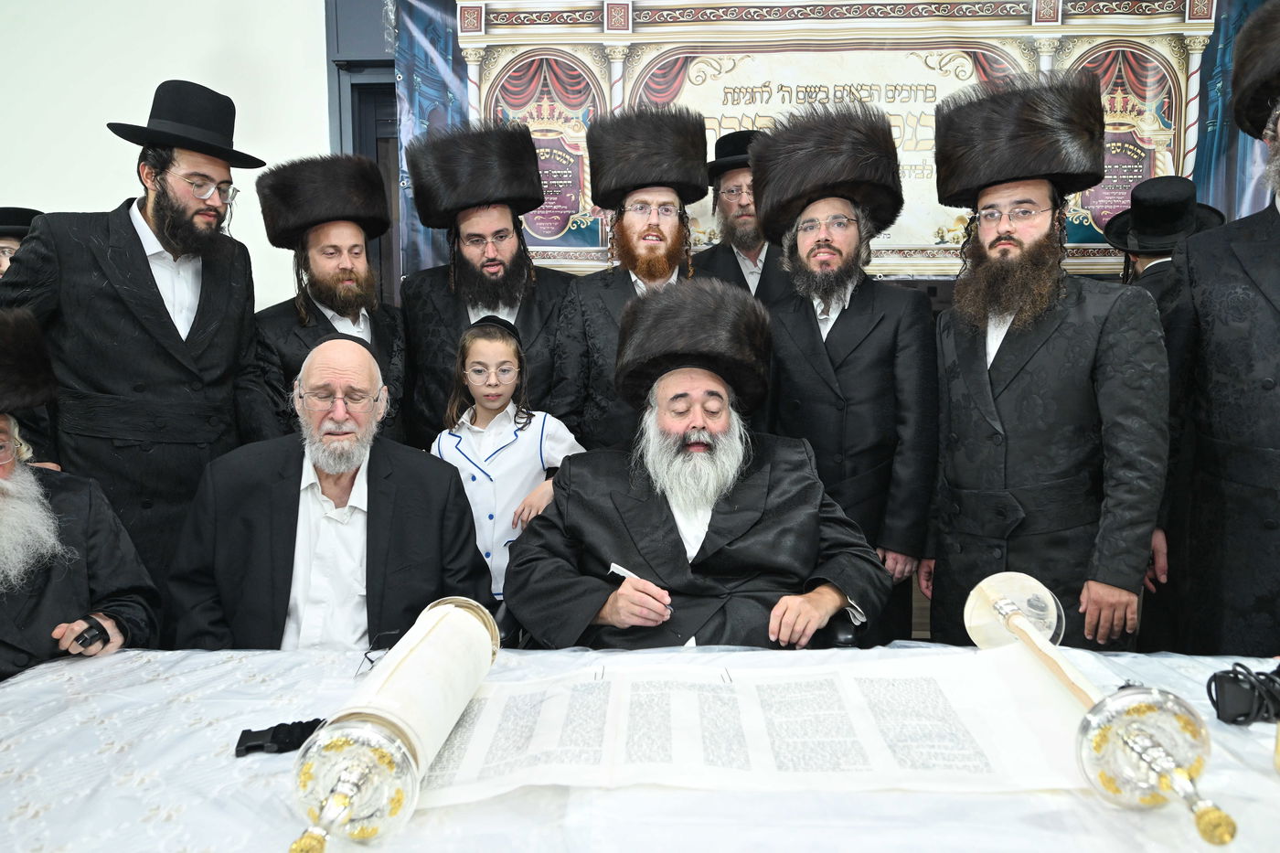 הכנסת ספר התורה ע"י עסקן חסידות ברסלב הרב דוקי גרינוולד