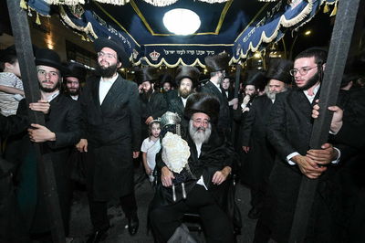 הכנסת ספר התורה ע"י עסקן חסידות ברסלב הרב דוקי גרינוולד