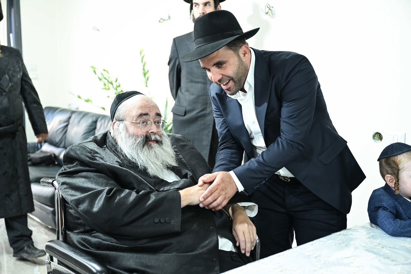 הכנסת ספר התורה ע"י עסקן חסידות ברסלב הרב דוקי גרינוולד