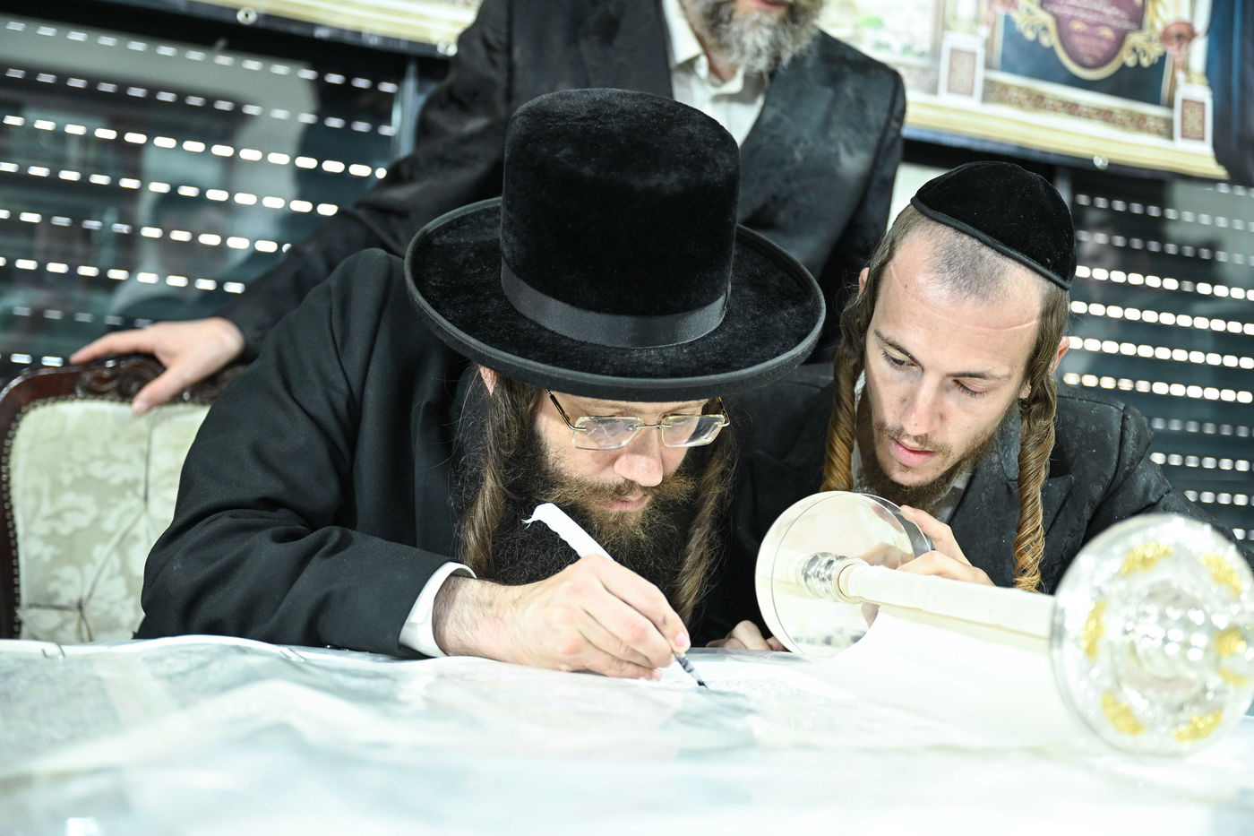 הכנסת ספר התורה ע"י עסקן חסידות ברסלב הרב דוקי גרינוולד