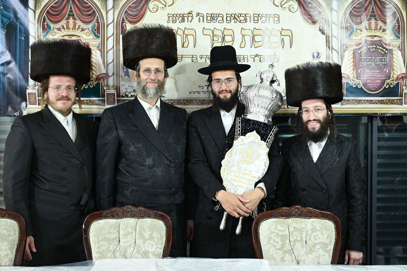 הכנסת ספר התורה ע"י עסקן חסידות ברסלב הרב דוקי גרינוולד