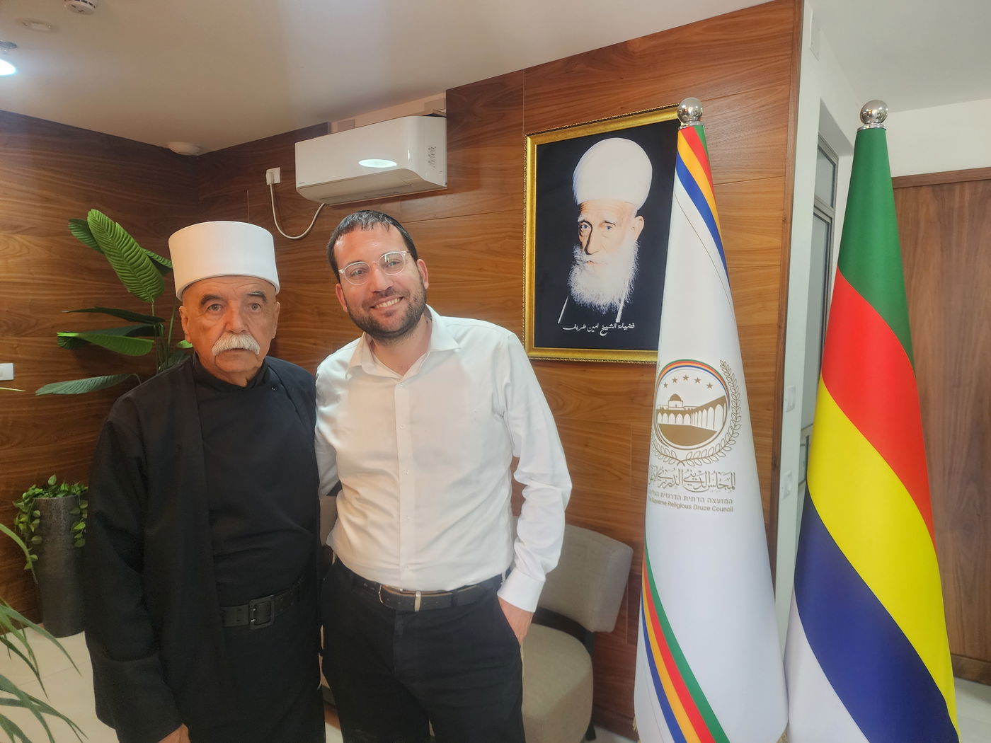 שפירא והשייח' ריאד חמזה לצד תמונת השייח' אמין טריף