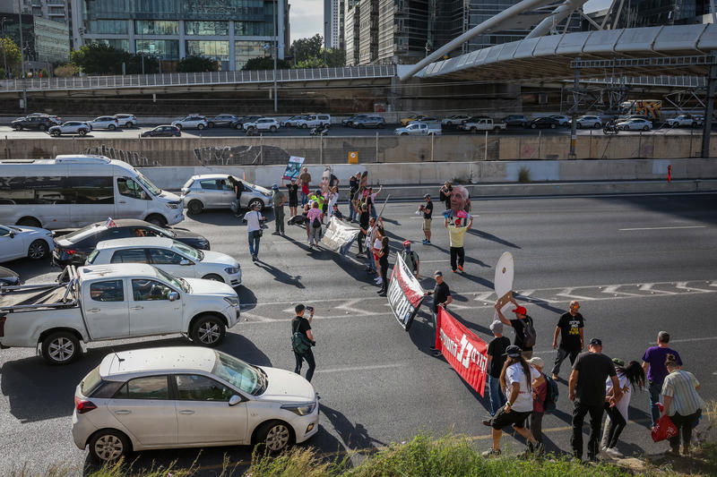 מפגינים חוסמים בתל אביב