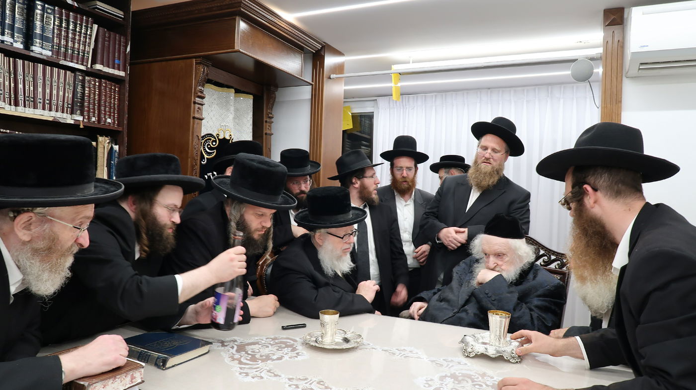 האדמו"ר מבוהוש בביקור אצל הגר"מ שטרנבוך