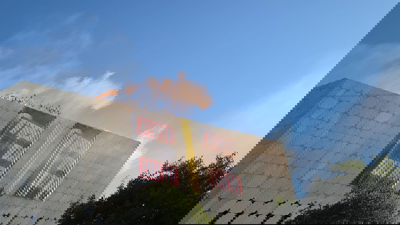 מפגינים מתבצרים בגג הספרייה הלאומית