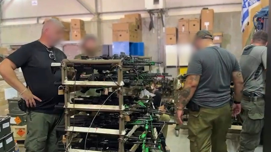 חלוקת ציוד טקטי ללוחמי המילואים לפני כניסתם לרצועת עזה