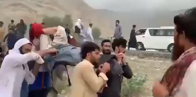 האפגנים קוברים את מתיהם: העדויות מתוך התופת אחרי רעידת האדמה 