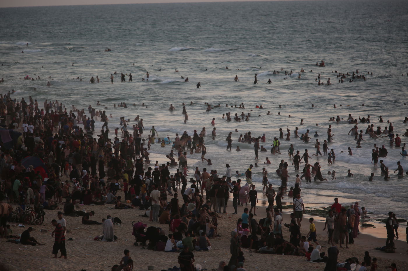 פלסטינים נהנים בים בעזה