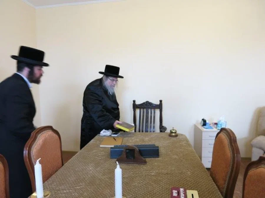 האדמו"ר מבעלזא בחדרו